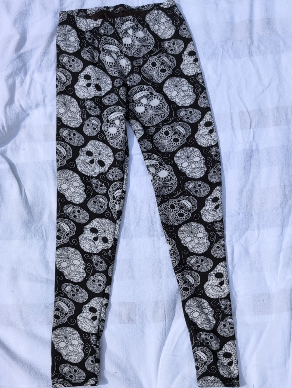 Women's Black Skull Print Leggings - Stylish Day of the Dead Pattern M